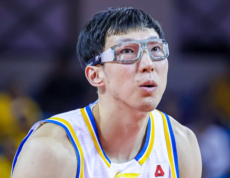ruyi sports-北京半场领先广东9分：胡明轩12分周琦遭隔扣 翟晓川误撞杜锋